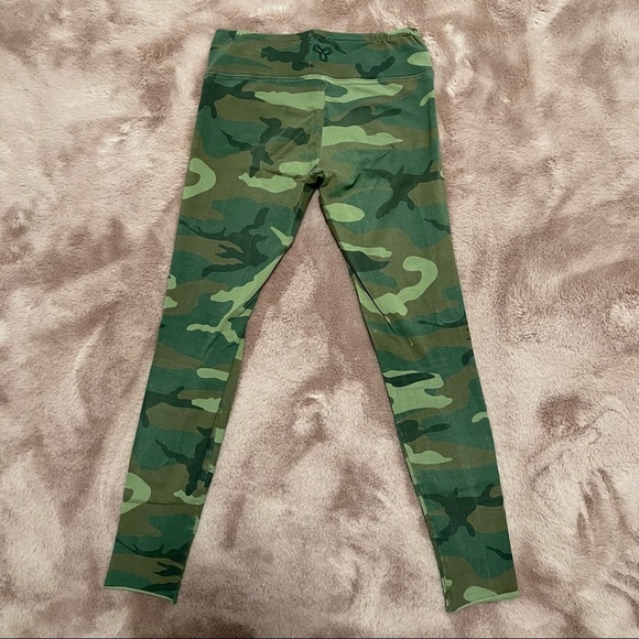 TNA Equator Low Rise Leggings in Green Camo - Size Small (Aritzia) - Picture 2 of 2